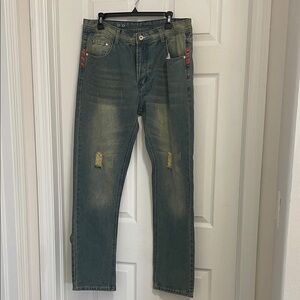 NWT MENS STYLISH LIGHT WASH  DISTRESSED JEANS. SIZE 35/30.